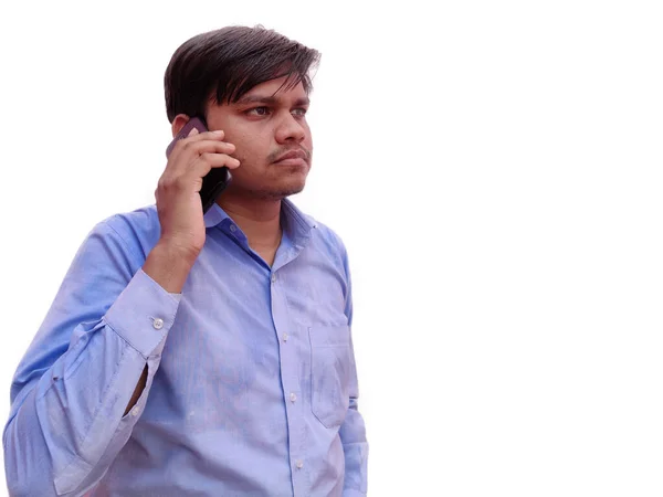 Junger Mann im Hemd, der mit dem Handy telefoniert und ernsthaft diskutiert. — Stockfoto