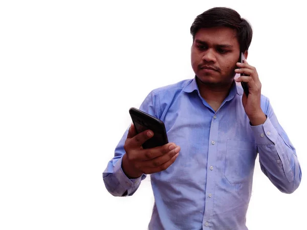 Man met behulp van twee mobiele telefoons een voor het praten en andere voor het gebruik geïsoleerd op witte achtergrond. — Stockfoto