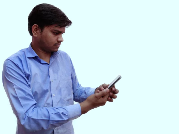 Homem usando telefone celular pose séria, fundo branco . — Fotografia de Stock