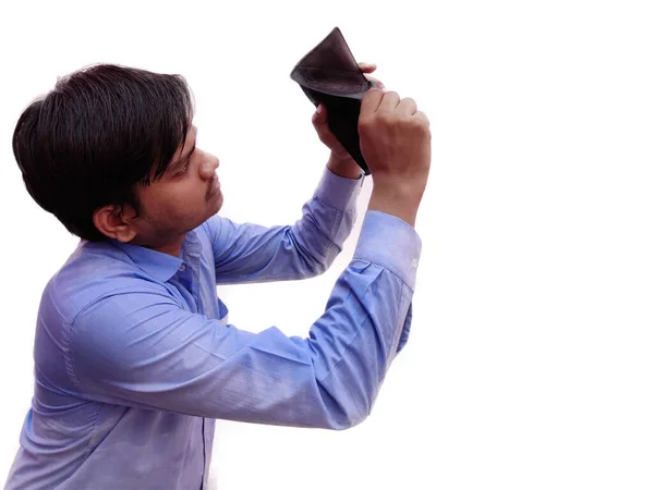 Hombre buscando billetera pero sin dinero en el bolso, posando sobre fondo blanco enfoque selectivo — Foto de Stock