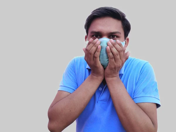 Hombre que usa mascarilla quirúrgica, comprimiendo para una protección perfecta y prevención del virus Corona — Foto de Stock