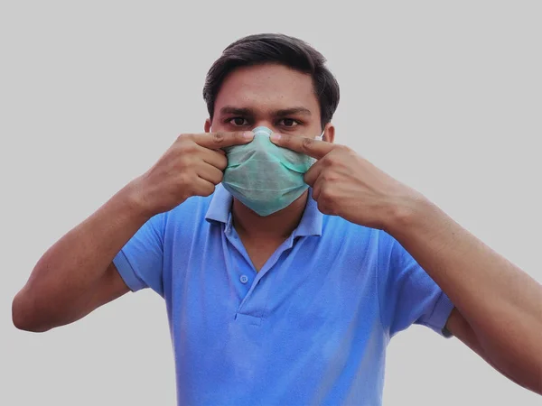 Jeune homme portant une marque et appuyant sur la goupille du nez pour éviter les fuites d'air — Photo