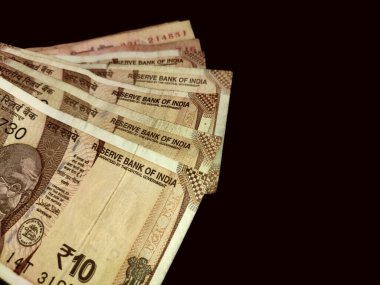 Bankanın para birimi notları bohça arkaplan, para değişimi siyah arkaplan kavramı