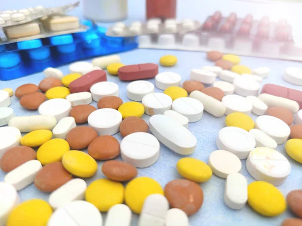 Tabletta és tabletta, kék alapon, palack és tájékoztató háttérrel — Stock Fotó