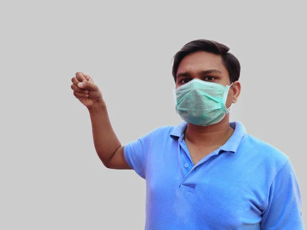Hombre en máscara facial quirúrgica de pie contra el virus corona —  Fotos de Stock