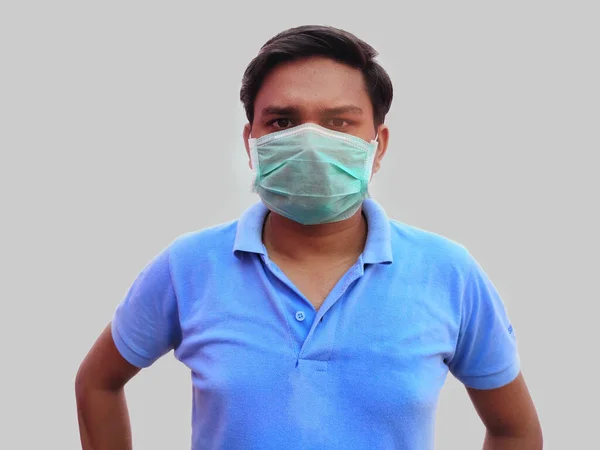 Indien jeune homme porter visage masque debout droite — Photo