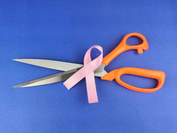 Różowa wstążka z nożyczkami, walka z rakiem piersi Concept, Selective Focus. — Zdjęcie stockowe