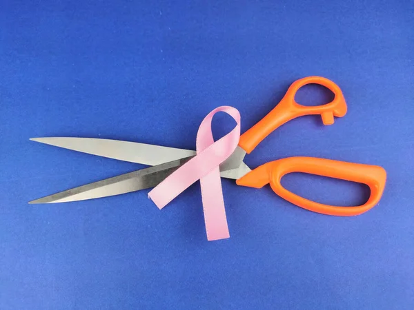 Makasla pembe kurdele, göğüs kanseriyle mücadele kavramı, Seçici Odaklanma.