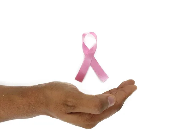 Różowa wstążka symbol świadomości raka piersi przechowywane między rękami jako wsparcie i opieki Concept — Zdjęcie stockowe