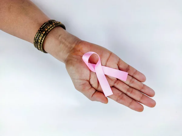 Kobieta Ręcznie trzymająca różową wstążkę, symbol świadomości raka piersi, walka z rakiem — Zdjęcie stockowe