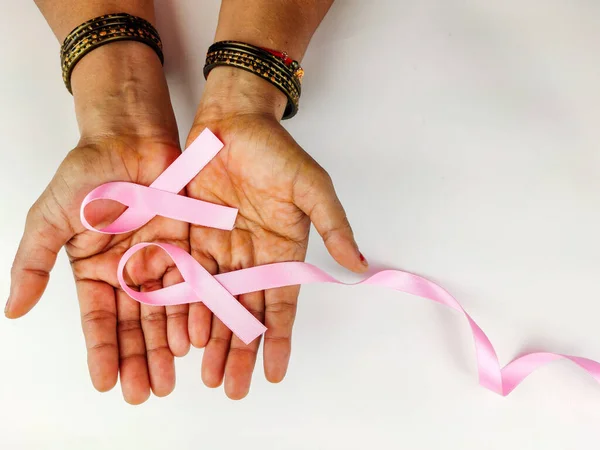 Kobieta Ręcznie trzymająca różową wstążkę, symbol świadomości raka piersi, walka z rakiem — Zdjęcie stockowe