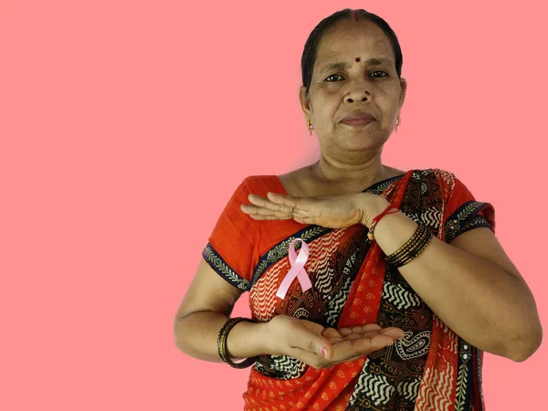 十月二十五日，一名身穿沙里红丝带的印度妇女被双手捂住以提高对乳腺癌的认识. — 图库照片