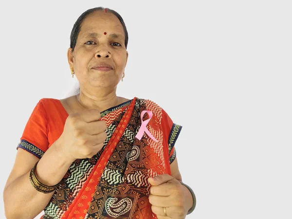 使用粉红丝带的妇女与癌症作斗争 — 图库照片