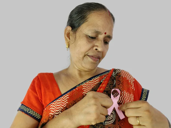女人把手指放在粉红丝带上，象征着与癌症作斗争 — 图库照片