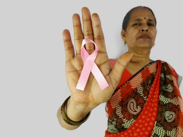 Mujer india Mano sosteniendo cinta rosa, símbolo de conciencia del cáncer de mama, lucha contra el cáncer Imágenes De Stock Sin Royalties Gratis