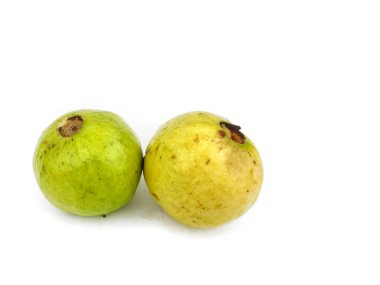Beyaz arkaplanda Amrud veya Guava meyvesi izole