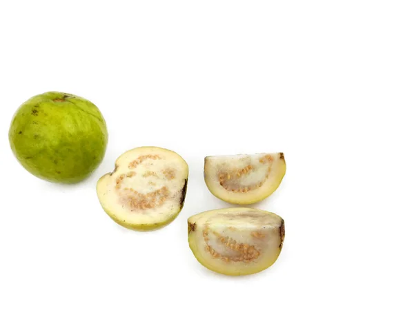 Guava amrud skära skivor vit massa med utrymme för text — Stockfoto
