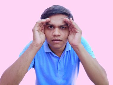 Adam, pembe arka plandaki bir şeyi merak ederek gizlice ellerinden kaçırıyor.