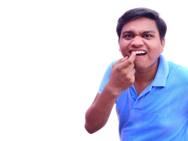 Mann überprüft seine Zähne auf Schmerzen und Entzündungen im Zahnfleisch — Stockfoto
