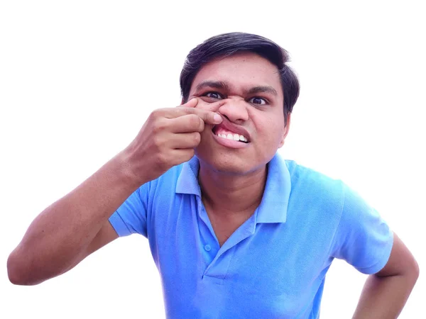 Hombre revisando sus dientes como si tuviera dolor e inflamación en las encías — Foto de Stock