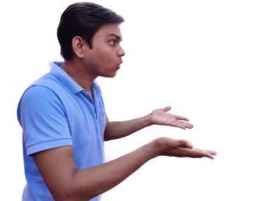 Şok olmuş ya da şaşırmış genç adam merakla bakıyor. Sorun nedir?