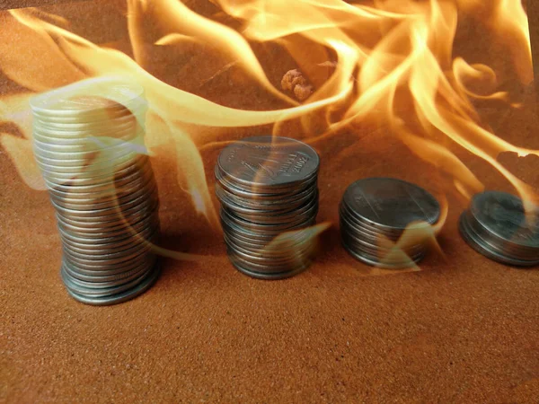 Madeni para yığını yangın grafiğinde düşüş, borsa düşüşü, risk yönetimi. Para yönetimi başarısız,