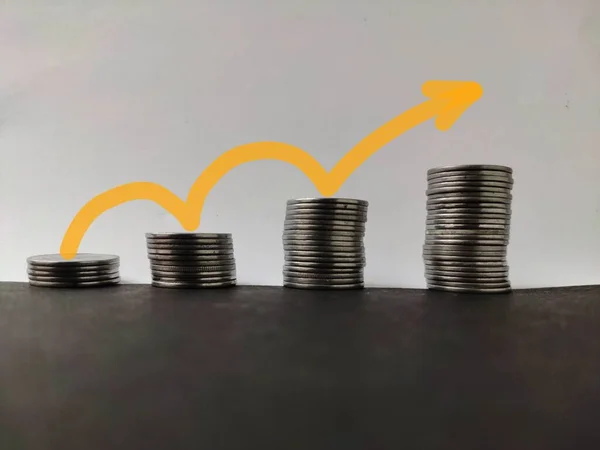 Increasing piles of coins with going up trend. Concept for bullish market and economy growth — Stock Photo, Image