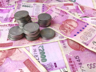 Banknot ve madeni paralar, Hint 2000 rs nakit para ve yığınla bozuk para.
