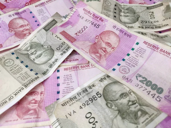 Dva tisíce pět set rupií bankovka nová indiánská měna po démonizaci . — Stock fotografie