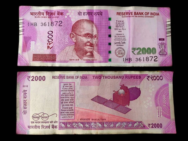 Dva tisíce rupií indické bankovky přední a zadní horní pohled, izolované na černém pozadí — Stock fotografie