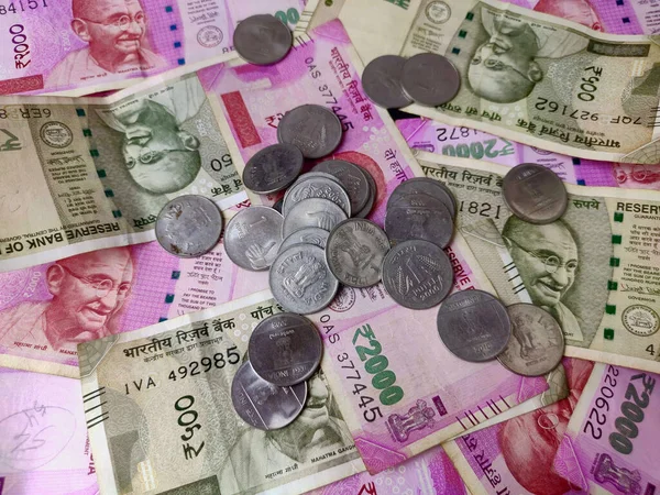 Notas e moedas, indiana 2000 e 500 rs moeda — Fotografia de Stock