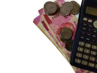 Paralar ve notlar, hesap makinesi tarafından beyaz arkaplan, bütçe vergisi muhasebe kavramı