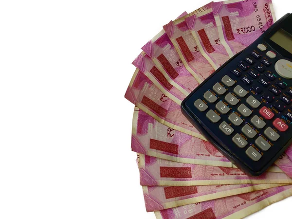 Paralar ve notlar, hesap makinesi tarafından beyaz arkaplan, bütçe vergisi muhasebe kavramı