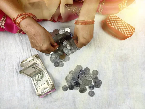 本票由女性手工、印度卢比和硬币背景计数 — 图库照片