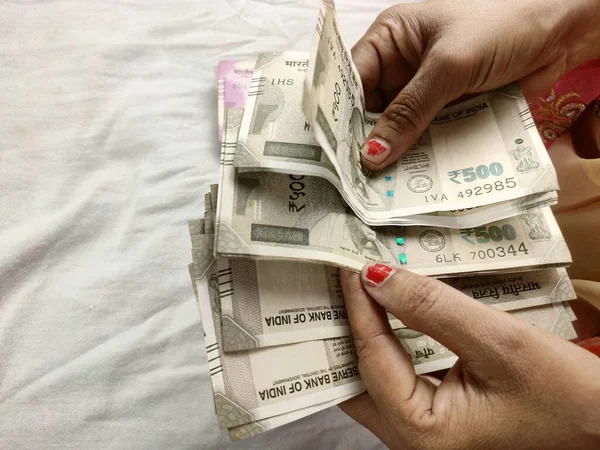 Banknoty liczone przez kobiety ręce, indyjskich rupii banknotów i tła monet — Zdjęcie stockowe