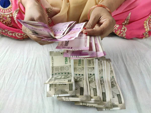 Notas de dinheiro contando por mãos de mulher, rupias indianas notas e moedas de fundo — Fotografia de Stock