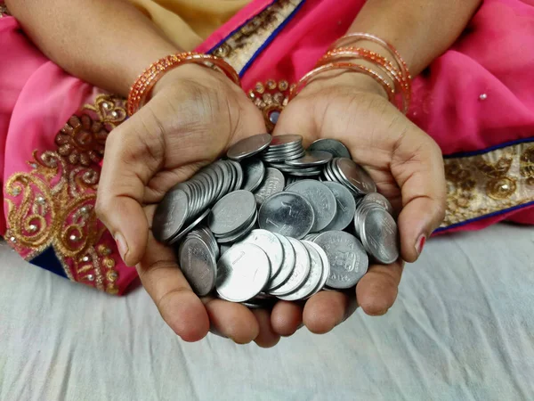 Manos de mujer llenas de monedas indias, enfoque selectivo. Imágenes De Stock Sin Royalties Gratis