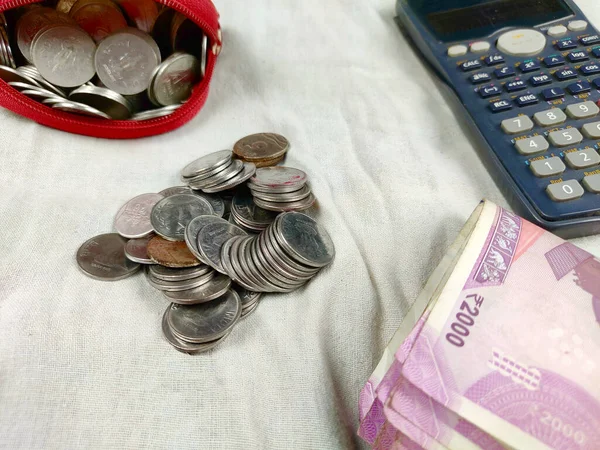 Paralar ve notlar, hesap makinesi tarafından beyaz arkaplan, bütçe vergisi muhasebe kavramı