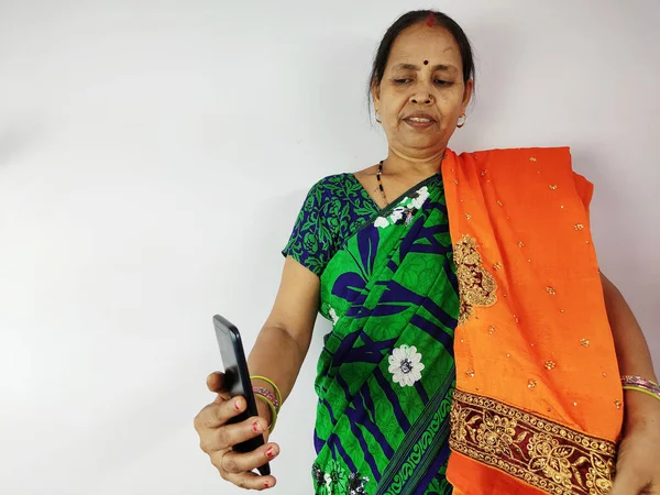 女人们在给家人和朋友的手机视频通话中展示了新的天才莎莉，感谢她给予的理念。印度女人在用智能手机说话. — 图库照片
