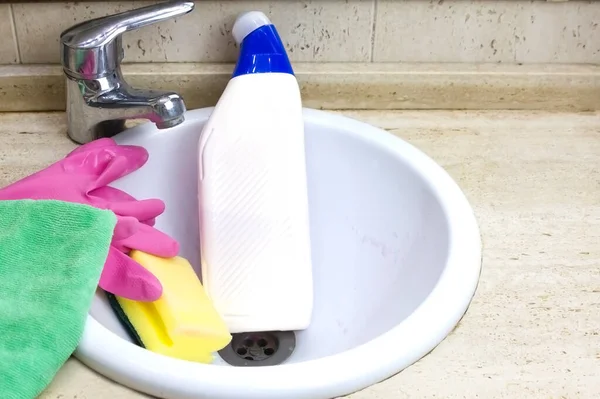 Uma Garrafa Detergente Pano Uma Esponja Para Lavar Banheiro Estão — Fotografia de Stock