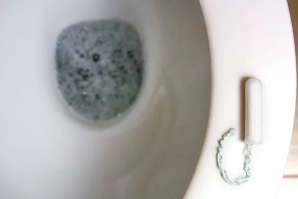 Tampon Toiletbril Vreemde Voorwerpen Maandverband Tampons Papier Plastic Het Toilet — Stockfoto