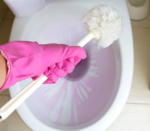 Meisje Hand Met Roze Rubberen Handschoenen Het Reinigen Van Toilet — Stockfoto