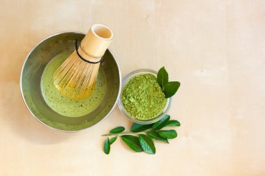 Matcha tea cappuccino. Köpüğe kadar çırpın. Adım adım talimatlar. Kendin yap (DIY). Süper yemek. Kibrit töreni. Sağlıklı yiyecekler. Üst görünüm