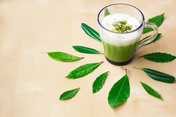 Matcha Zöld Tea Latte Egy Csésze Levelekkel Mint Egy Nap — Stock Fotó