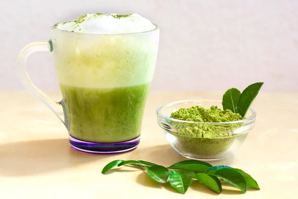 Vízszintes Lövés Zöld Tea Matcha Latte Tejhabbal Egy Csésze Zöld — Stock Fotó