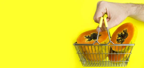 Shopping Korg Med Tropisk Frukt Papaya Och Man Hand Hålla — Stockfoto