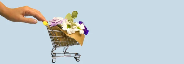 Kvinna Hand Trycka Och Rulla Mini Kundvagn Med Blommor Blå — Stockfoto