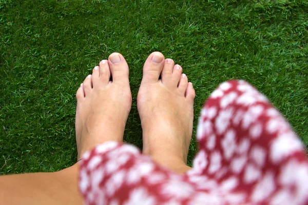 Вид Зверху Жіночі Ноги Злитим Середнім Пальцем Фоні Зеленої Трави — стокове фото