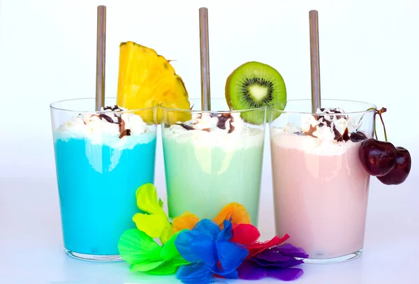 トロピカルエキゾチックなフルーツスムージーやミルクシェイクを白い背景に パイナップルと青 キウイと緑 チェリーとピンク 夏の飲み物 ビーチバー ハワイ — ストック写真
