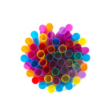 Beyaz arka planda izole edilmiş cam bir üst görüntüde çok renkli plastik kokteyl pipetleriyle dolu bir kol. Düz plastik renkli tüpler vardı..